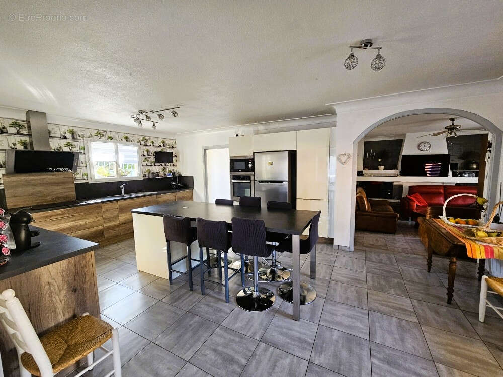 Maison à SAINT-LAURENT-DE-LA-SALANQUE