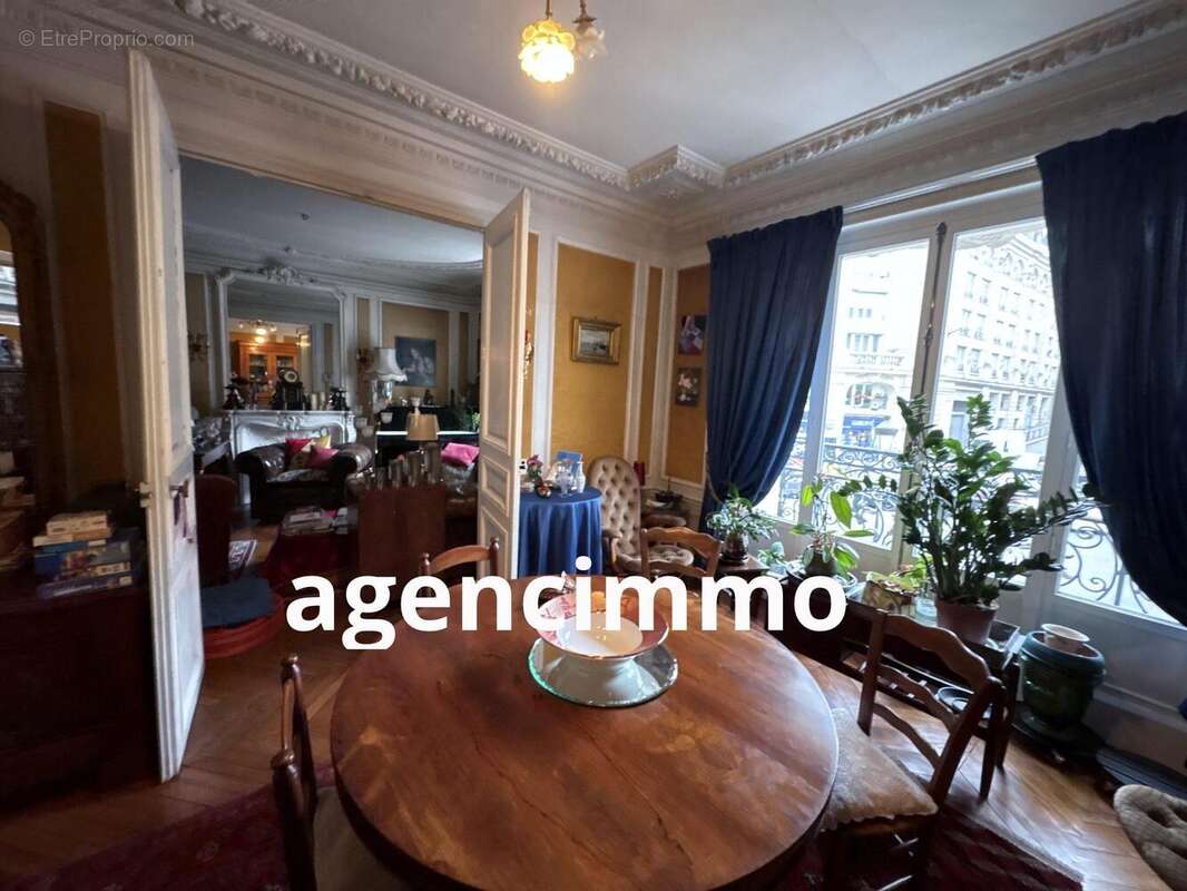 Salle à manger salon - Appartement à PARIS-18E