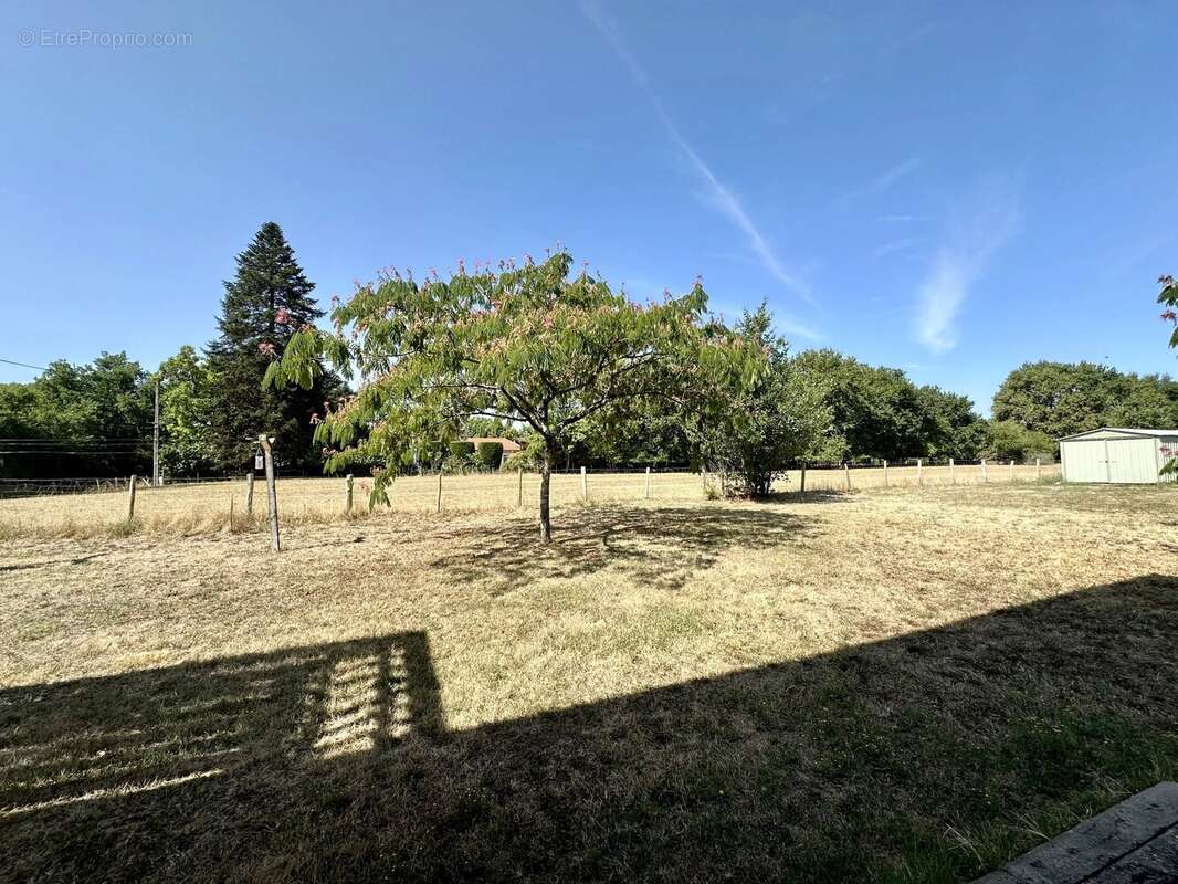 Maison familiale située à proximité d'un village prisé en bord de rivière. - photo 18