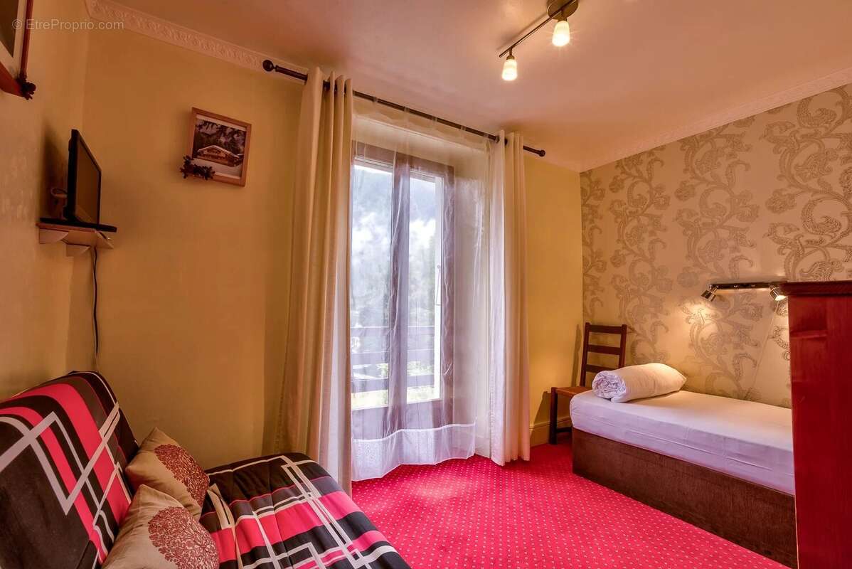 CHAMONIX - Grand chalet avec 9 chambres et beaucoup de potentiel - photo 10