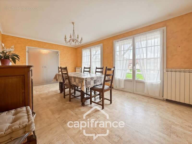 Maison de plain-pied 113 m² - 4 chambres avec fort potentiel à Tronchy - photo 4