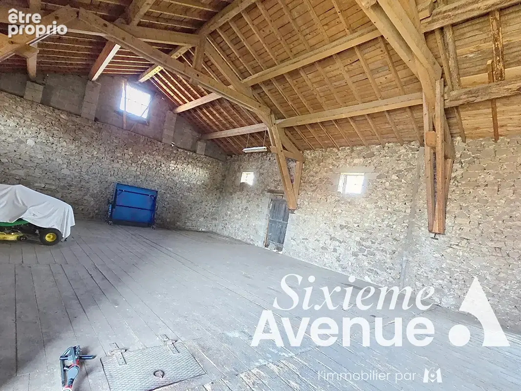 Ferme 180m² entièrement rénovée, 300 m² de dépendances et terrain en partie constructible : un cadre de vie rare ! - photo 9