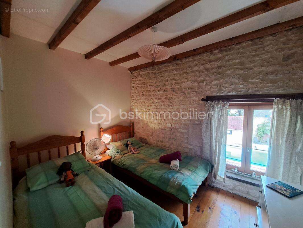 Maison à SAINT-PIERRE-DE-JUILLERS