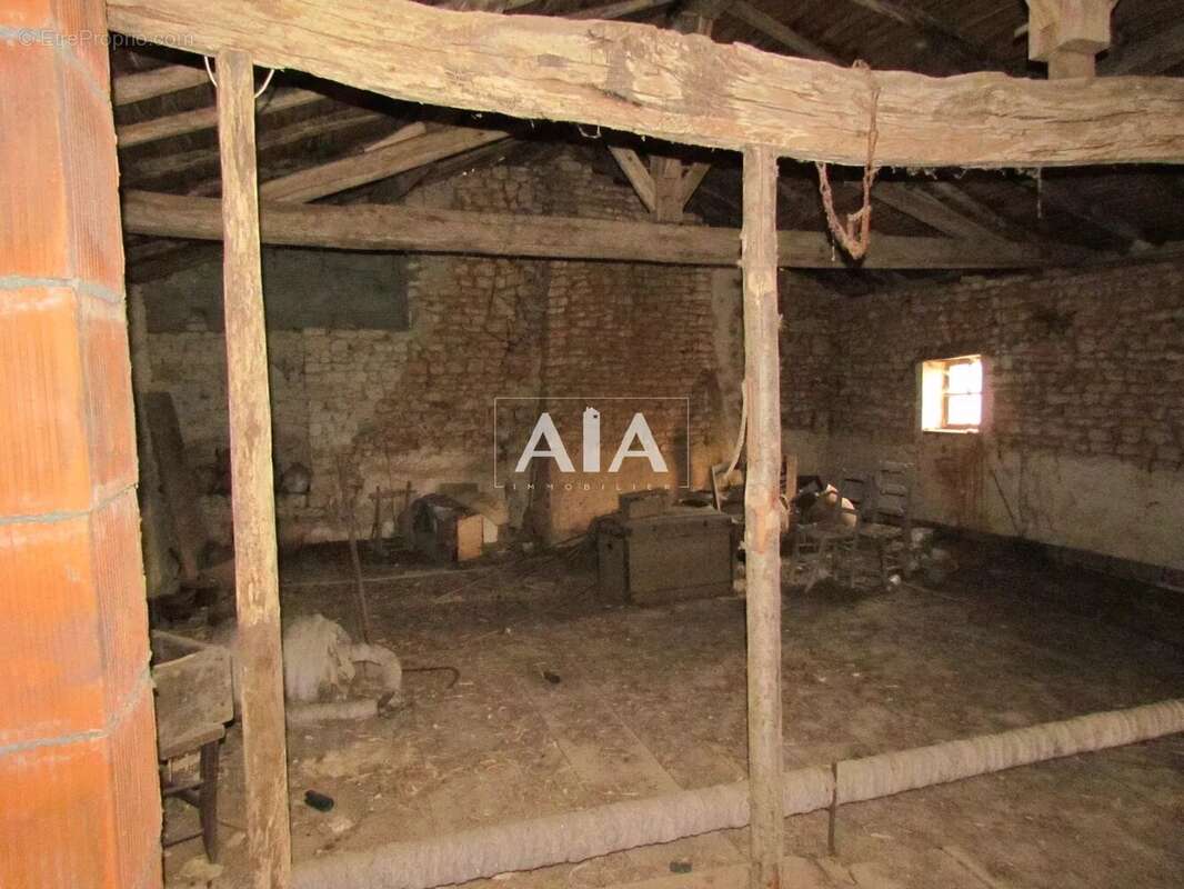 Maison à LES ADJOTS