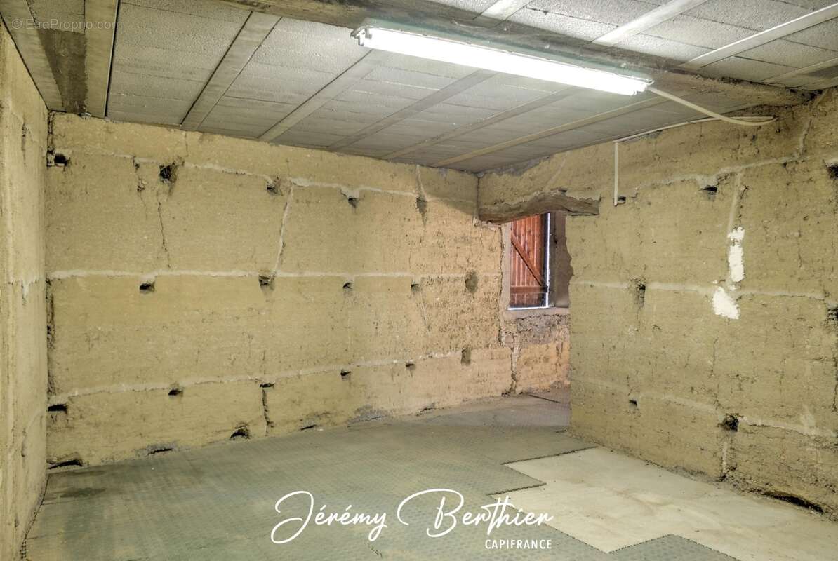 GENAY (69) - Grange de 140 m² - 4 pièces - 434 m² de terrain - Fort potentiel - photo 12