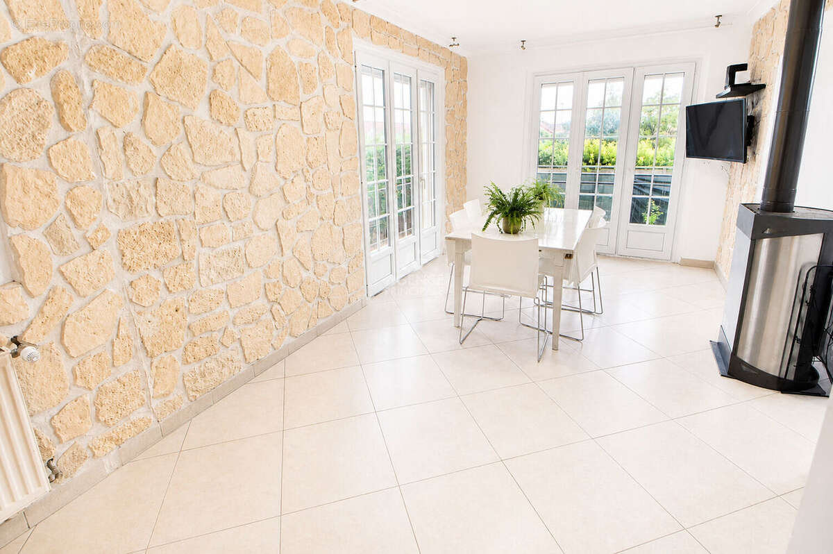Maison à CHANTELOUP-LES-VIGNES