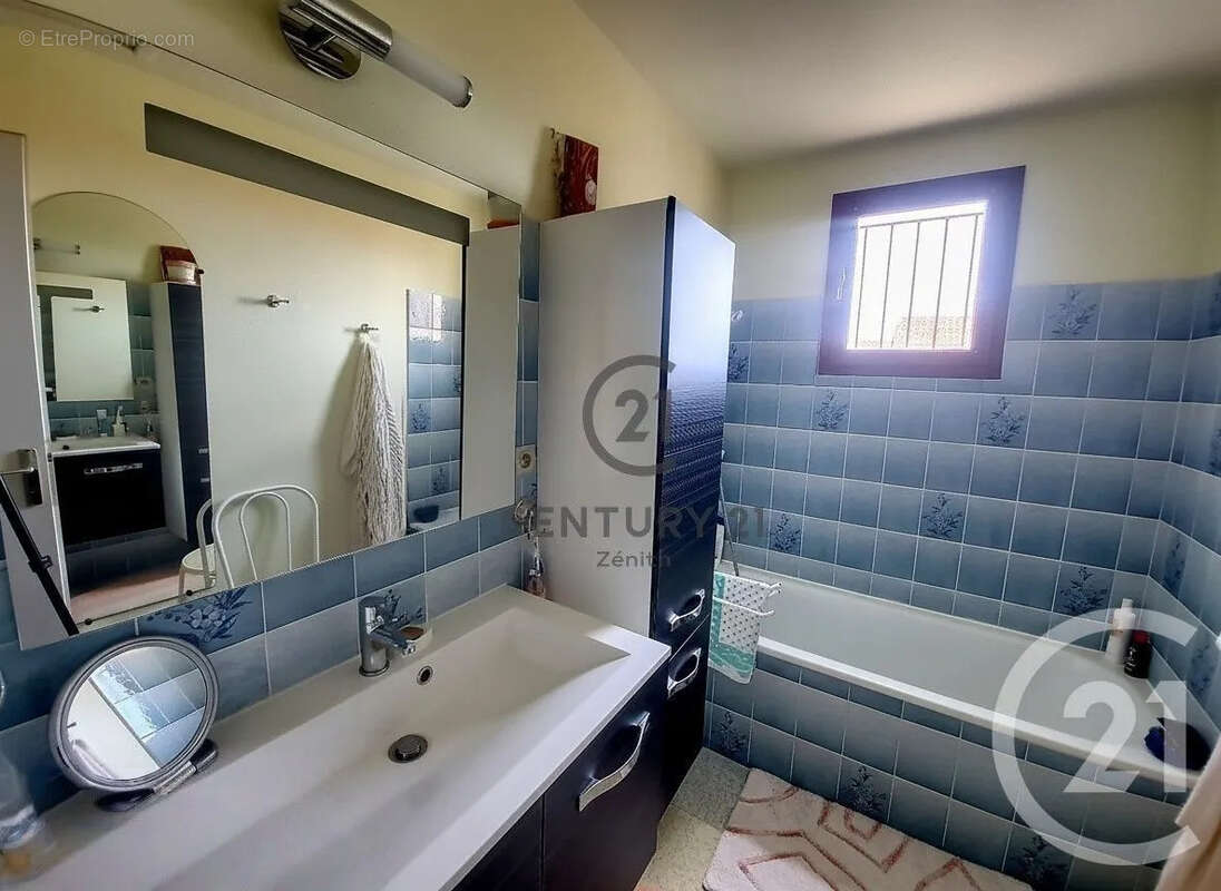 Maison à SAINT-LAURENT-DE-LA-SALANQUE