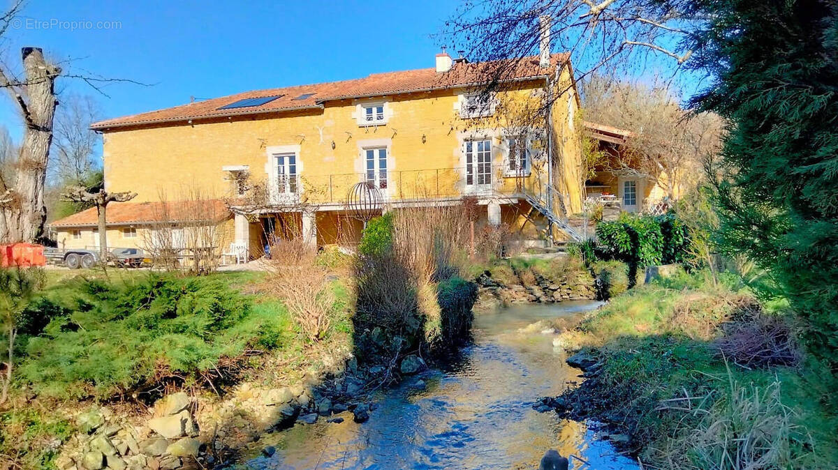 Charente property for sale Champagne-Mouton  812p8 - Maison à CHAMPAGNE-MOUTON