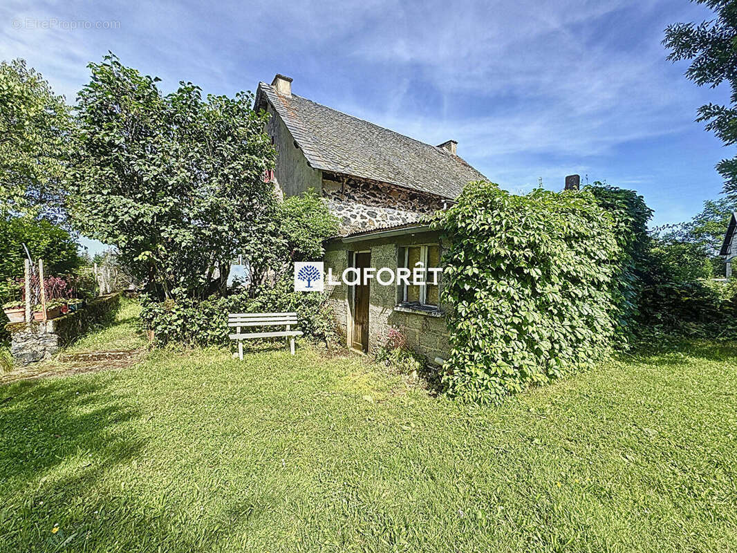 Maison à SAINTE-GENEVIEVE-SUR-ARGENCE