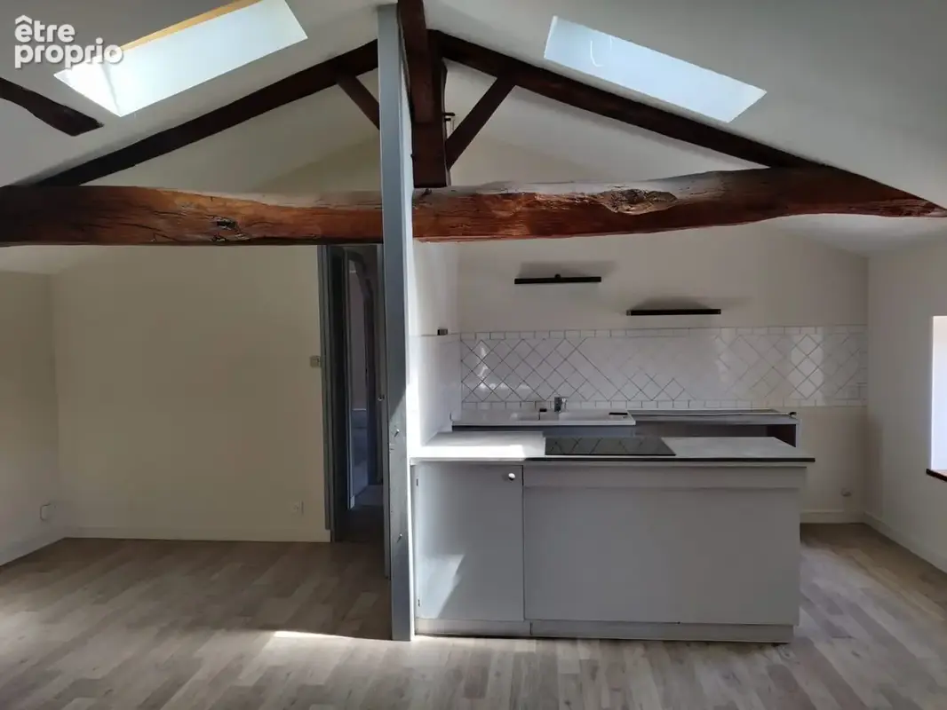 Immeuble de rapport avec un local commercial et deux appartements à St Jean d'Angely. - photo 8