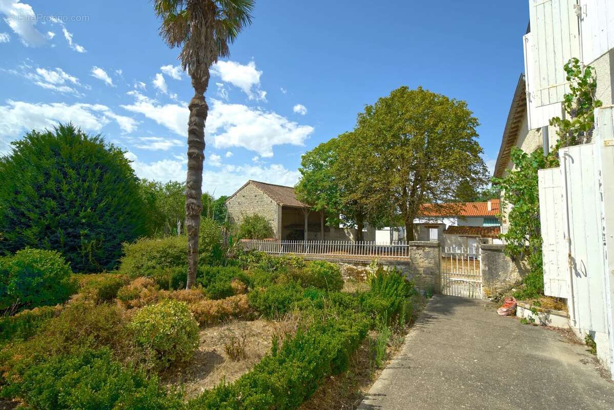 Maison de caractère pleine de charme - 4 chambres, au coeur du village avec commodités - photo 13