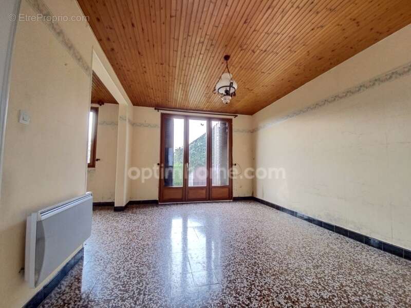 Maison à TAVAUX-ET-PONTSERICOURT