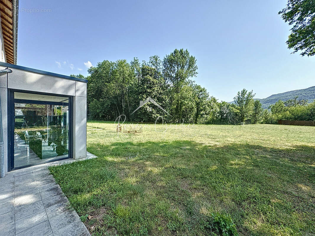 Villa de prestige type 5 de 196 m2 sur son terrain plat de 6770 m2 - photo 4