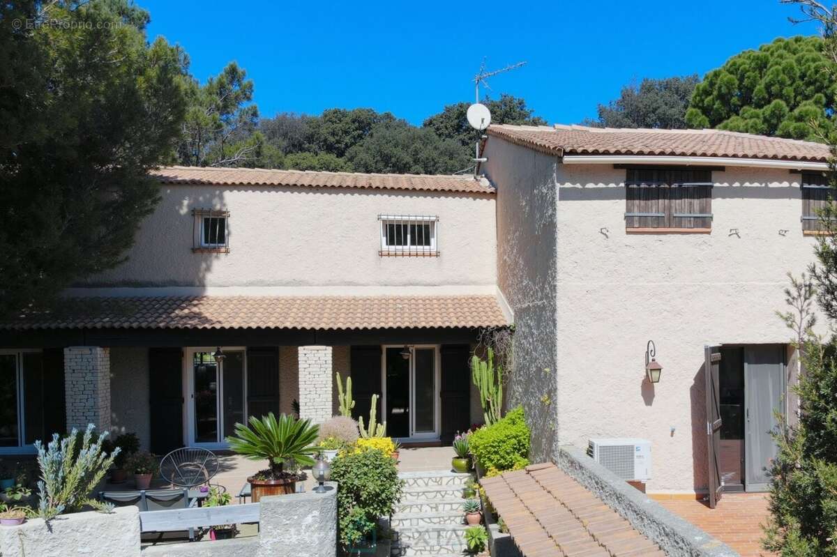 Maison à SAINT-MITRE-LES-REMPARTS