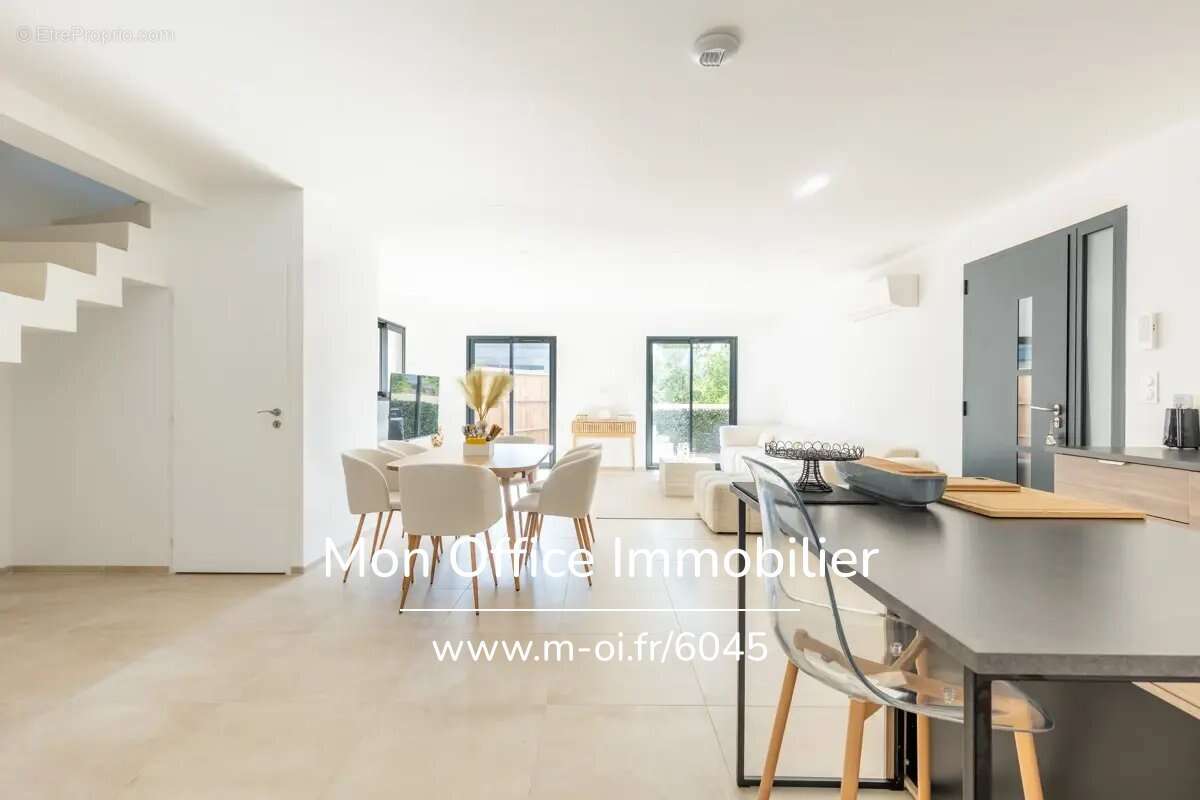 Maison à SIMIANE-COLLONGUE