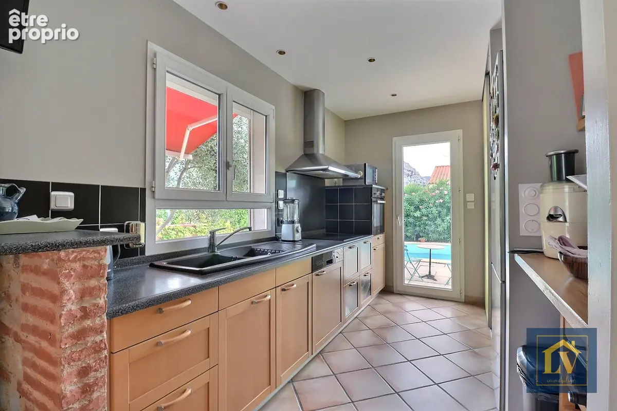 A vendre villa plain pied 5 pièces avec garages, jardin et piscine - photo 9