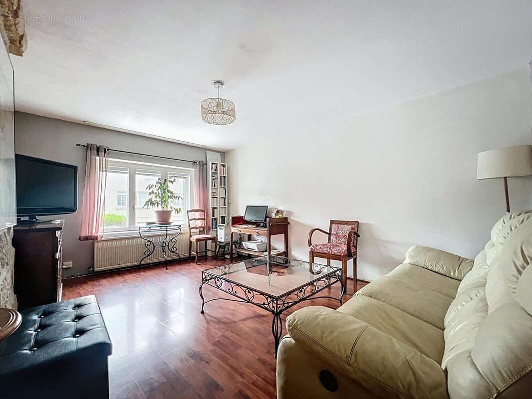Appartement à CHATEL-SAINT-GERMAIN