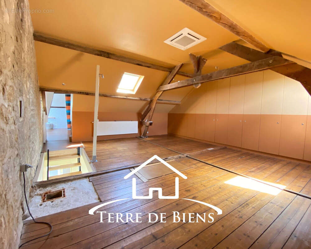 Maison de caractère de 160 m2   Beaux volumes, patio, jardin clos et fort potentiel d'aménagement   Pommiers - photo 8