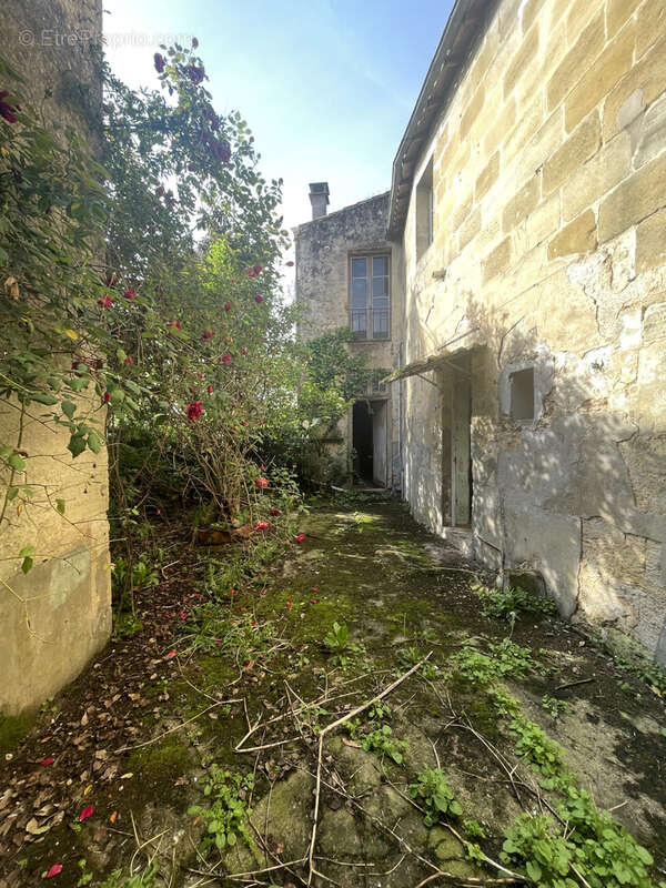 Vaste maison en pierre 300 m2 environ à rénover centre bourg - photo 6