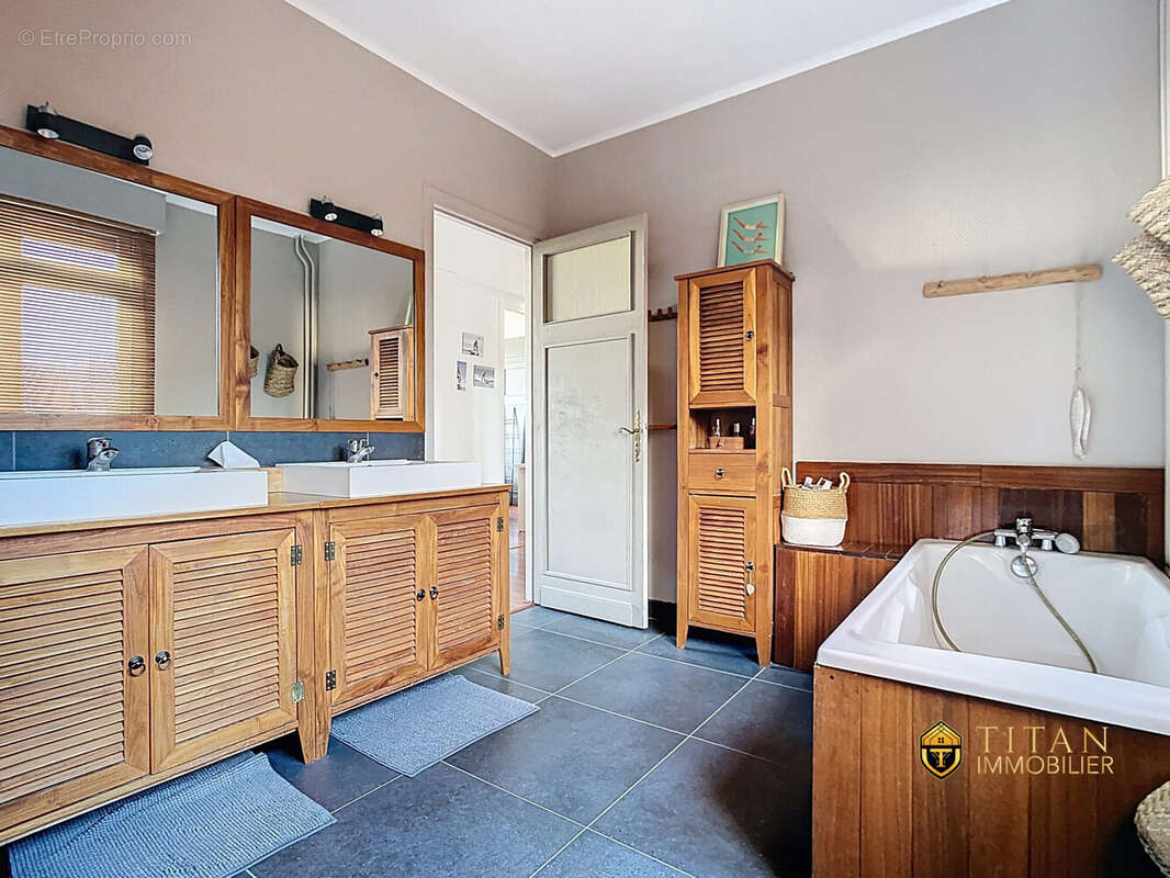 Maison de caractère de plus de 543 m² avec local commercial, garage et grand jardin  Secteur Coudekerque-Branche. Titan immobilier - Maison à COUDEKERQUE-BRANCHE