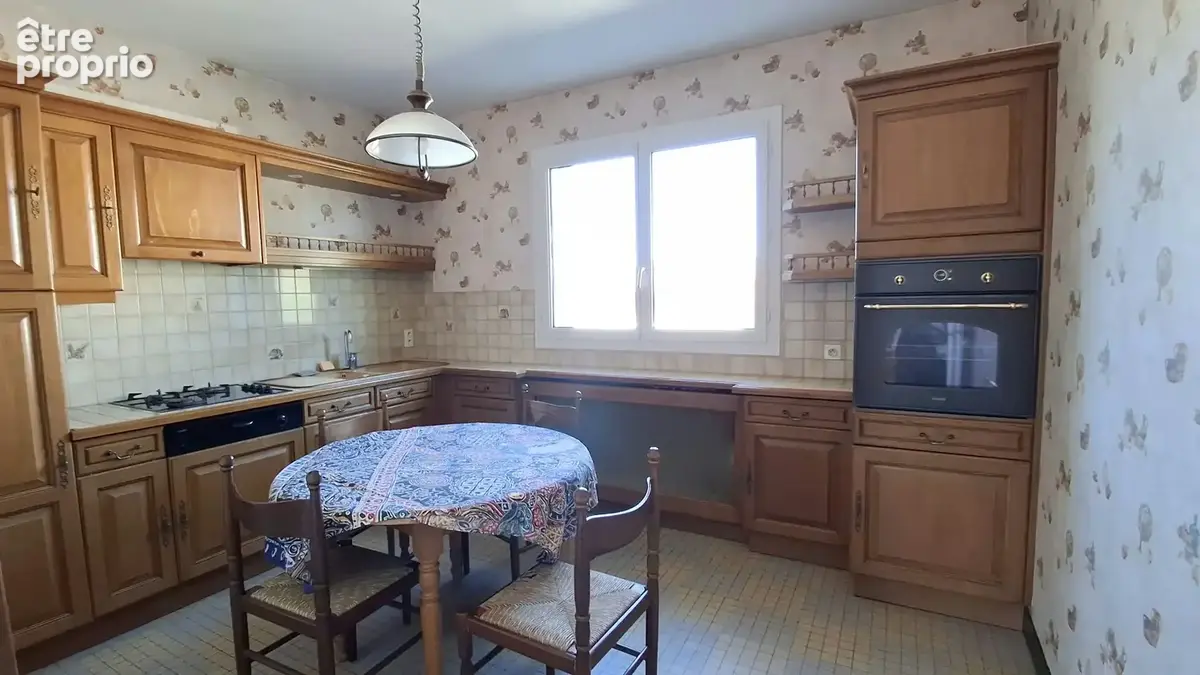 Située à proximité des commodités, maison en rez de chaussée surélevée de 133 m2 habitables sur beau terrain d - photo 8
