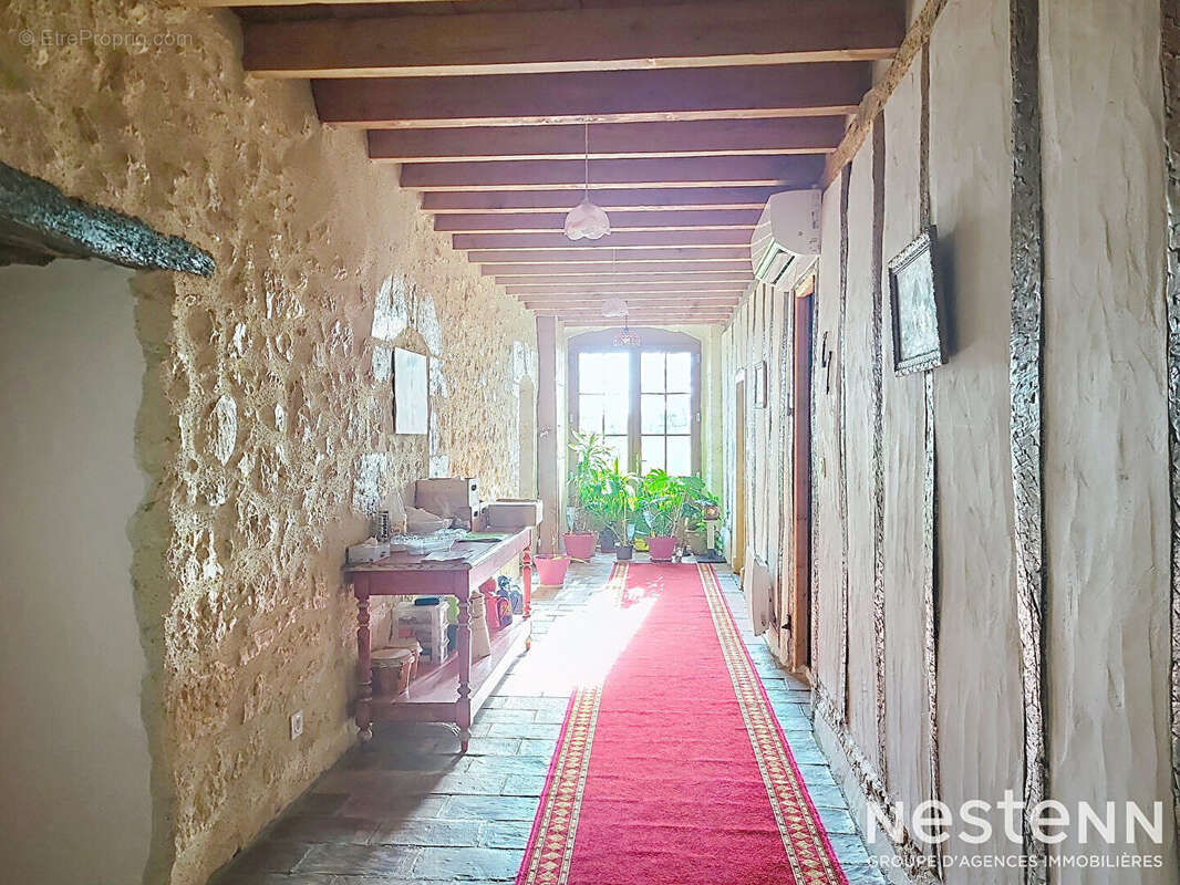 A Vendre Maison en pierre rénovée de cinq pièces sur propriété de plus de 2.4 hectares - photo 6