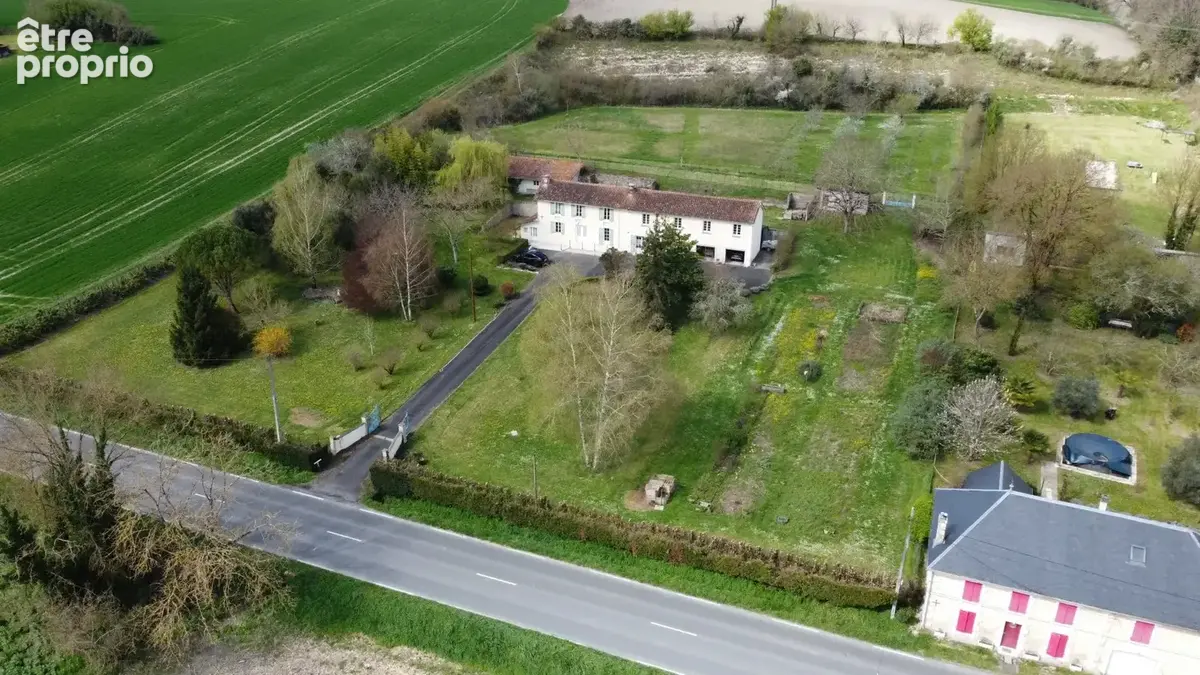 Maison rénové de 4 chambres avec garage pour 3 voitures, dépendances sur 1,3 ha - photo 20