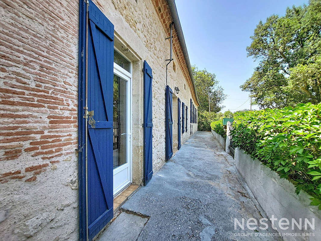 A Vendre Maison en pierre rénovée avec dépendances sur plus de 6 600 m² à Saint-Puy - photo 4