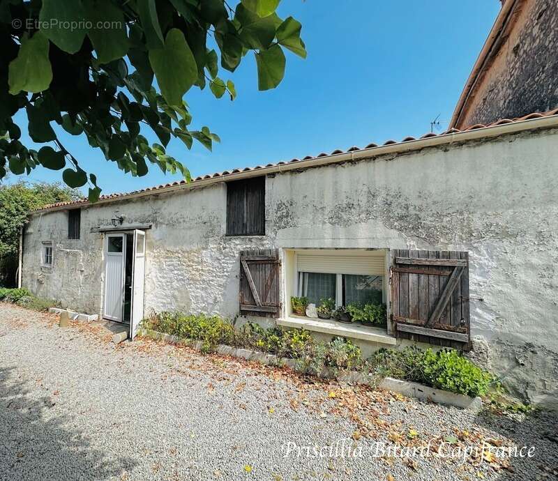 Maison de village de 141 m² avec dépendance et jardin. Beau potentiel - photo 15