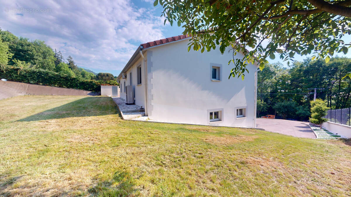 Maison à LE CHAMBON-FEUGEROLLES