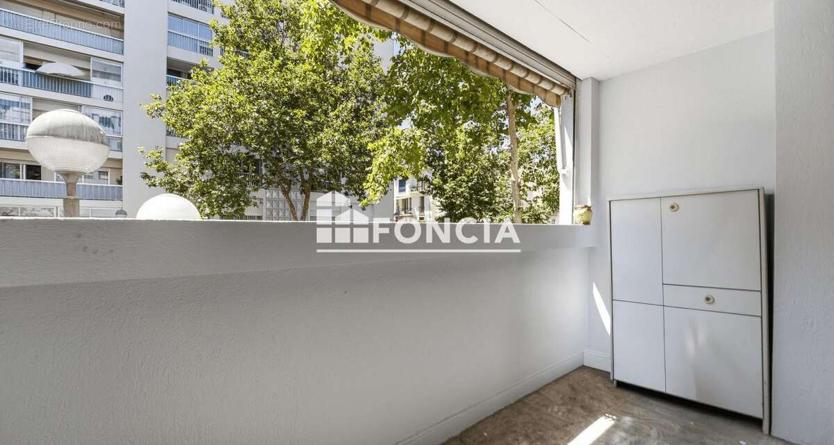 Cannes centre carnot dans residence securisee spacieux 2 pieces traversant balcon  loggia cave - photo 7