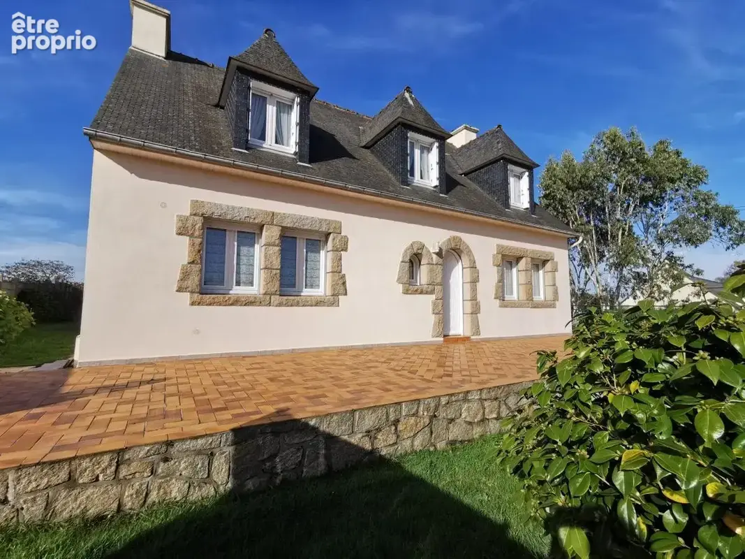 Maison à LA ROCHE-DERRIEN