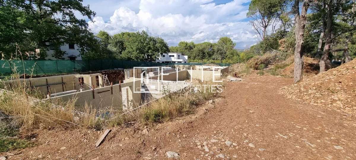 Terrain à MOUANS-SARTOUX