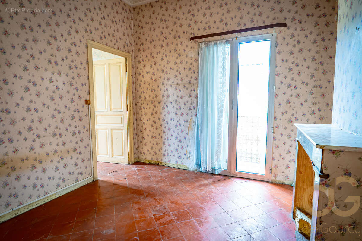 Nîmes Bas de Croix de fer : Immeuble constitué de 3 lots. - photo 4