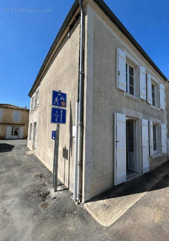 Maison à PRIN-DEYRANCON