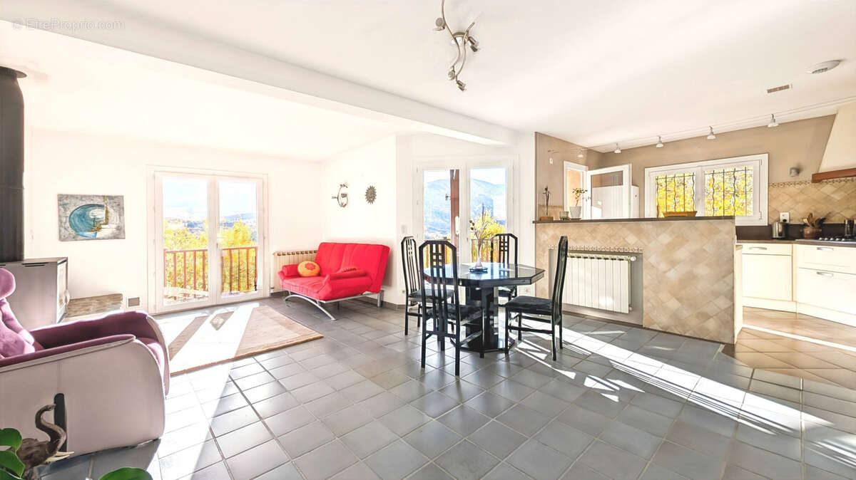 Maison à GREOLIERES