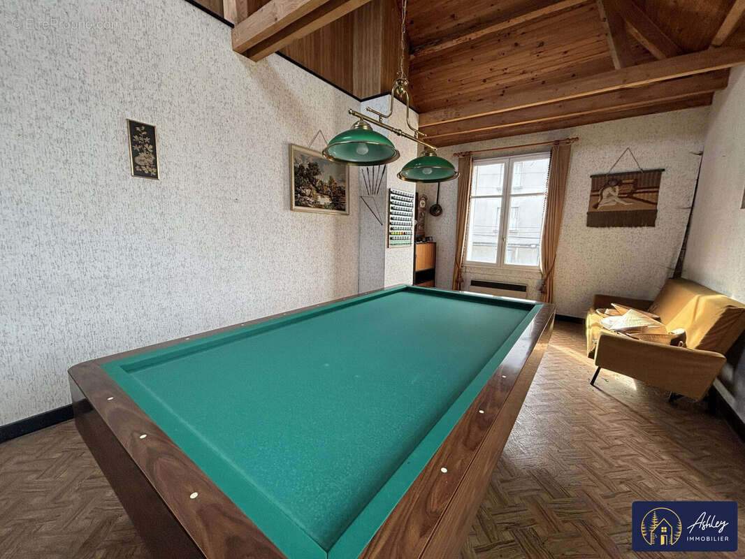Maison 8 pièces RIOM-ES-MONTAGNES (Cantal) - Maison à RIOM-ES-MONTAGNES