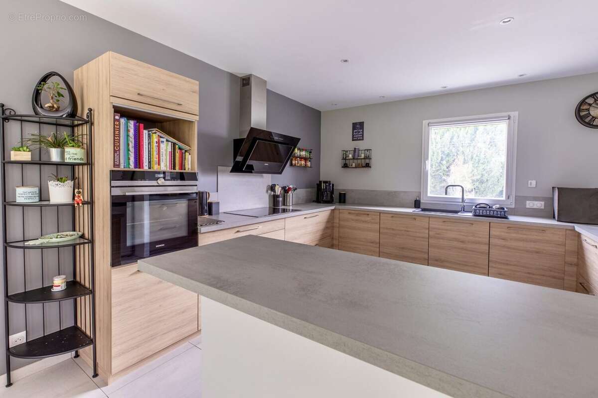 Maison à CHARBONNIERES-LES-VARENNES