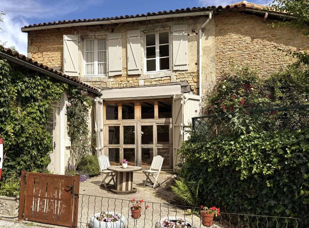 Appartement à NANTEUIL-EN-VALLEE