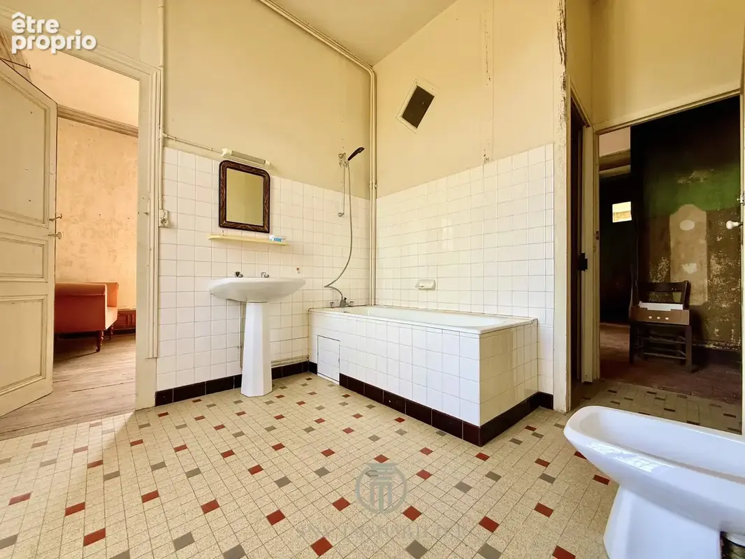 Propriété rare avec maison de maître, corps de fermé loué, tourelle et de nombreuses dépendances - photo 11