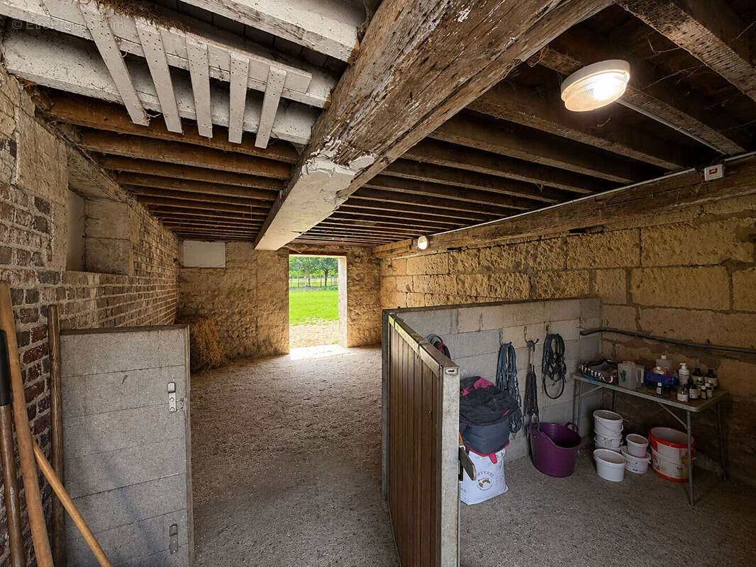 Magnifique propriété en pierres avec gîte, dépendances et potentiel équestre - photo 16