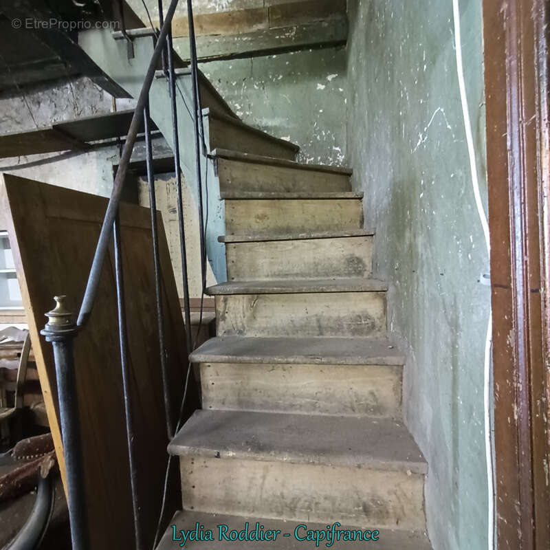 Maison à colombage - 240 m2 à rénover sur 5 niveaux à Maringues-63350 - photo 3
