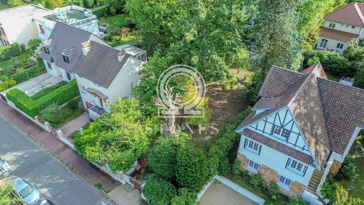 Terrain à LA CELLE-SAINT-CLOUD