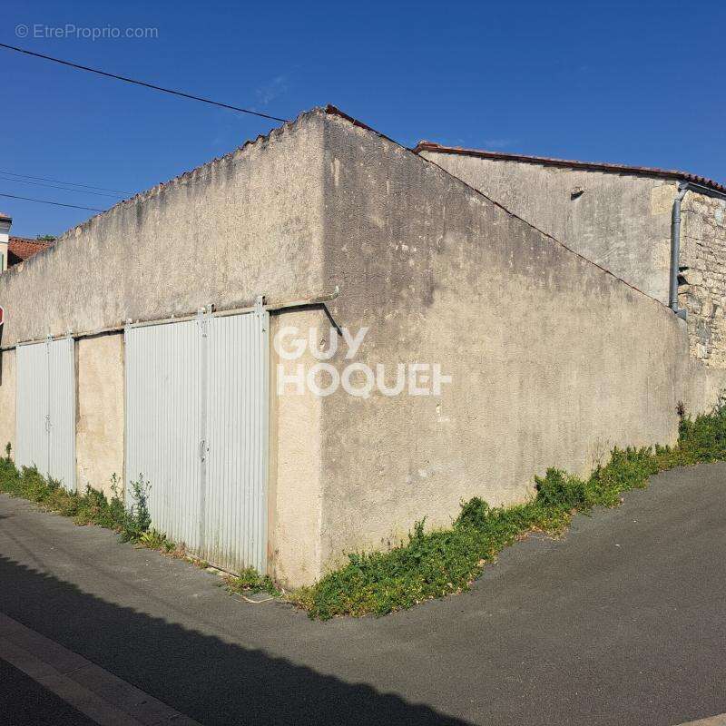 Parking à SURGERES