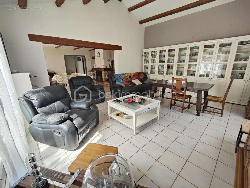 Nevian – maison de plain-pied de 130m² habitable – 4 chambres – salon avec toit cathédrale – séjour très lumineux avec cheminée  - photo 7