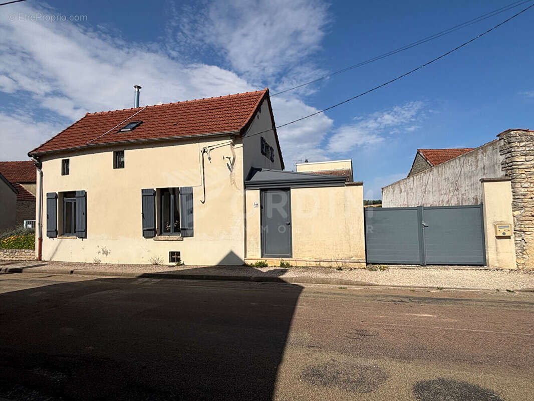 Maison à CRUZY-LE-CHATEL