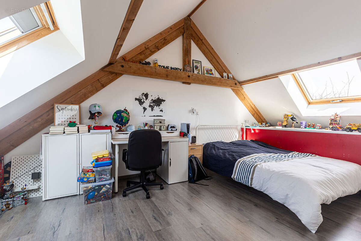 "amarante" - co-exclusivite laforet - mesigny - maison t5 de 161,07 m² - terrain de 394 m² - dpe d - photo 9