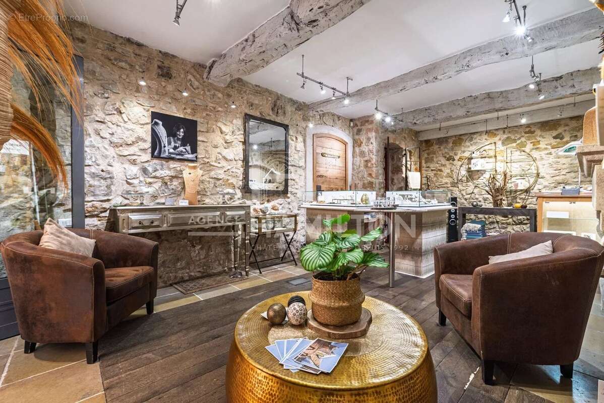 Commerce à VALBONNE