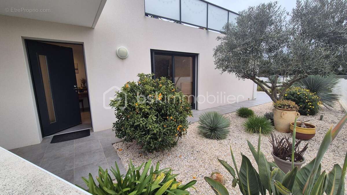A vendre villa recente trois faces de 108m² sur terrain de 300m² en impasse a saint cyprien plage - proche du port - trois chamb - photo 2