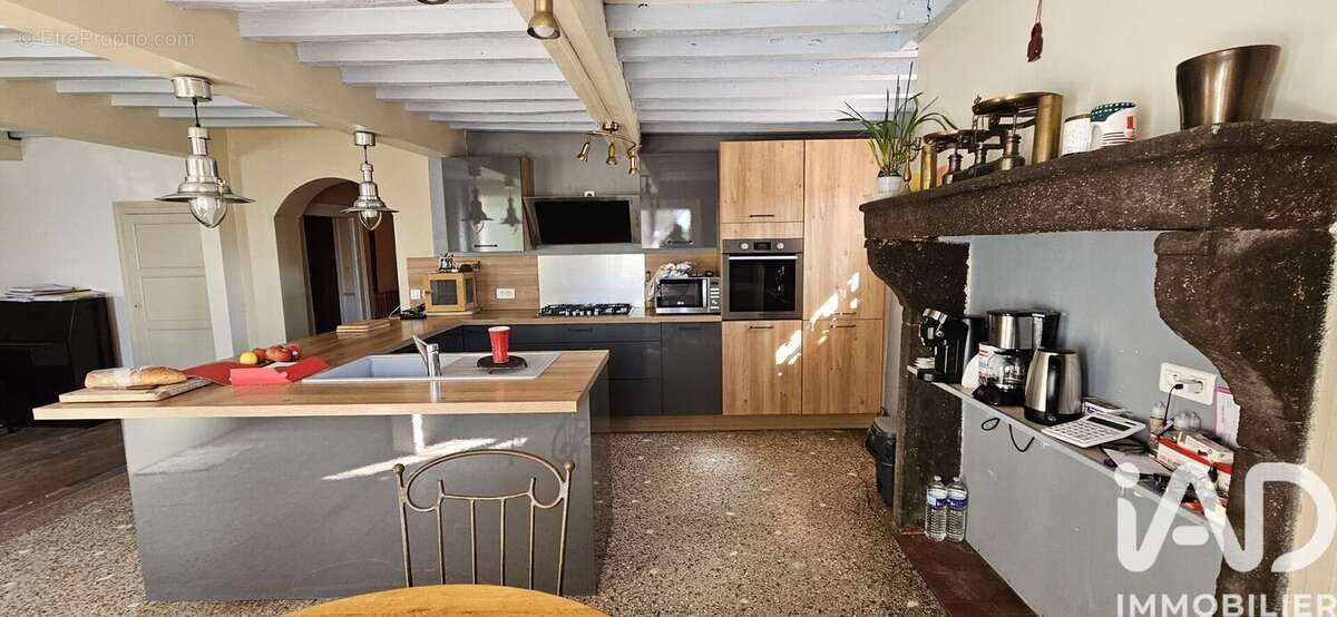 Maison 177 m² à Saint-Priest-Bramefant  - photo 5